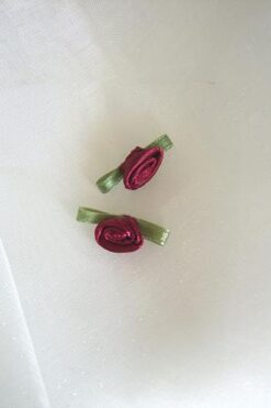 Rose med grønne blader til dåpskjolen eller søt på ermene eller luen. ABELONE.NO