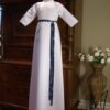 Enkel og ren dåpskjole med blått velurbånd ABELONE.NO Nettbutikk