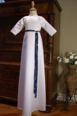 Enkel og ren dåpskjole med blått velurbånd ABELONE.NO Nettbutikk