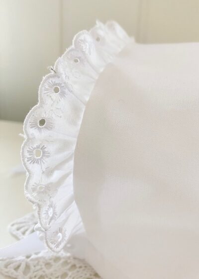 Dåpslue med rynket blondekant 8.2 IV. Ivory sateng. Fòret lue. ABELONE DESIGN