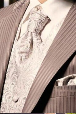 Brokadevest til forlover eller brudgommen, inkl. kravat og tørkle. Kraftig brokade stoff med vakkert ornamentmønster. PÅ SALG HOS ABELONE.NO