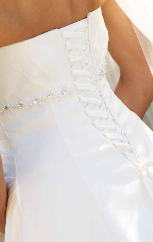 Ønsker du snørebånd til brudekjolen din av en eller mangler du bånd til brudekjolen. ABELONE.NO Vi selger snørebånd til brudekjole.