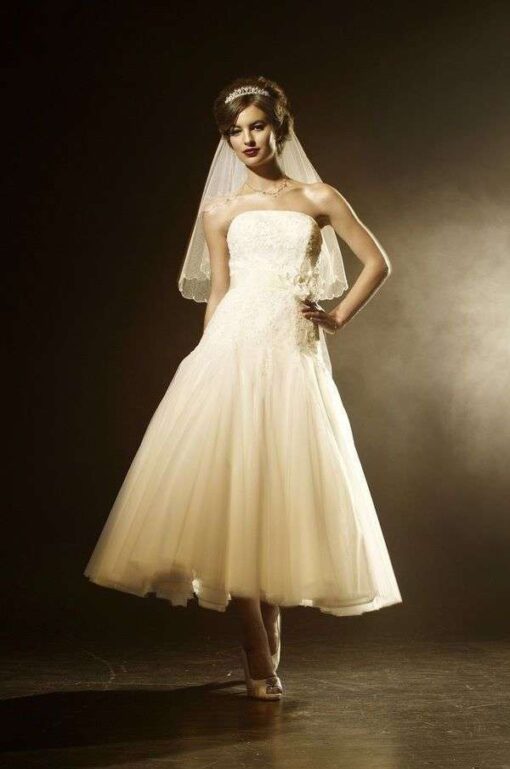 50-talls brudekjole, Kort blonde brudekjole med stort skjørt. Str 36-44 på lager. Gratis prøvetime hos ABELONE.NO