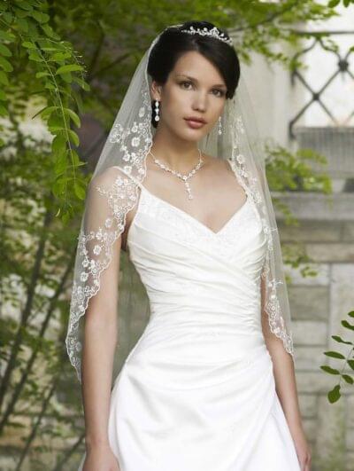 Slør med broderte blomster