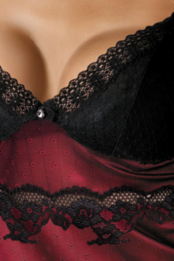 Sensuell nattkjole i sort og rødt med nydelige sorte blondedetaljer. Stringtruse er inkludert.