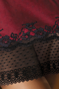 Sensuell nattkjole i sort og rødt med nydelige sorte blondedetaljer. Stringtruse er inkludert.