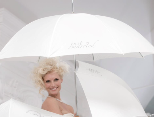 Ivory brudeparaply Ett must til bruden om det regner. Med en Hjerteformet brudeparaply blir det morsomme bilder :) - KJØPES ONLINE HOS: ABELONE.NO