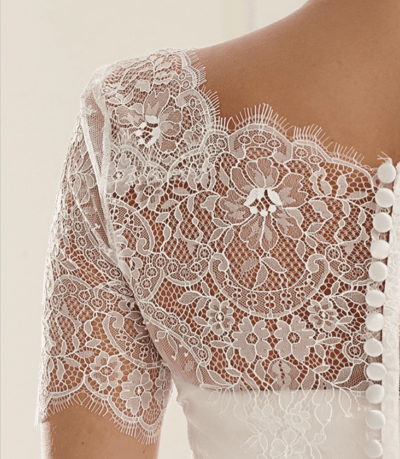 Sett prikken over i en med denne Nydelige Blondetoppen til Brud med lange armer og knapper i ryggen. Nydelig blondekappe nederst hele veien rundt. Ivory/Krem farget passer de aller fleste brudekjoler i Ivory og kremfarge. Vintage blondetopp med kappe E