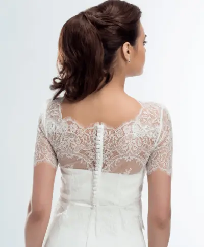 Sett prikken over i en med denne Nydelige Blondetoppen til Brud med lange armer og knapper i ryggen. Nydelig blondekappe nederst hele veien rundt. Ivory/Krem farget passer de aller fleste brudekjoler i Ivory og kremfarge. Vintage blondetopp med kappe E