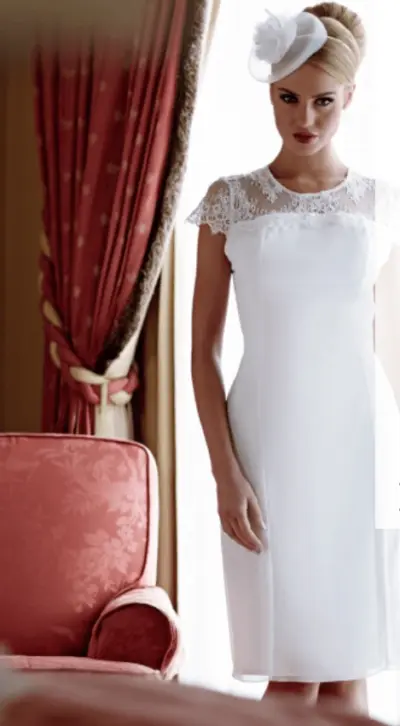 Enkel Kort chifon brudekjole med kort blonde Bianco Evento Orchidea. Kort brudekjole med nydelig blonde over skuldrene. Glidelås. Ivory Sateng og blonde.