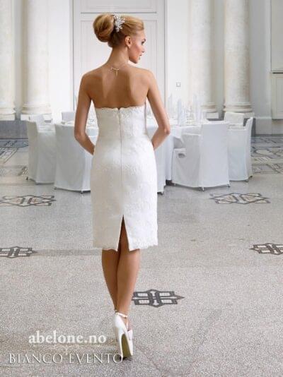 Kort blonde brudekjole Bianco Evento Magnolia. Kort enkel brudekjole med nydelig blonde. Glidelås. Nydelig blondekant nederst og splitt bak