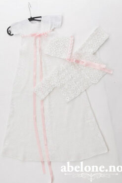 Nydelig Dåpskjole i hvitt bomulls garn og lyserosa sløyfebånd. Utrolig vakker heklet dåpskjole. Kjolen har korte armer