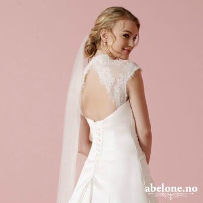 nydelig blonde overdel med blondestropper og vutringing. Nydelig Aline brudekjole med stort prinsesseskjørt. Brudekjole med båthals Lilly 08-3601