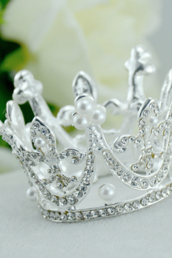 Perfekt krone til bruden som vil ha prinsesse look. Prinsessekrone med perler og strass - ABELONE.NO