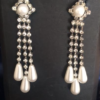 Vintage øredobber med perler og strass på mørk bakgrunn. Vintage øreanheng med perler- ABELONE.NO