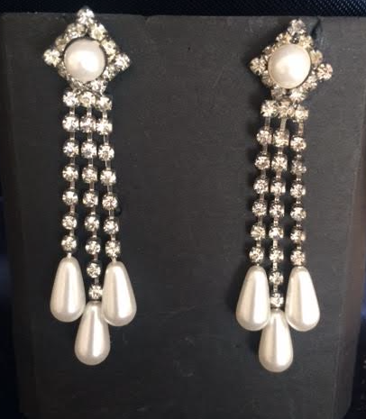 Vintage øredobber med perler og strass på mørk bakgrunn. Vintage øreanheng med perler- ABELONE.NO