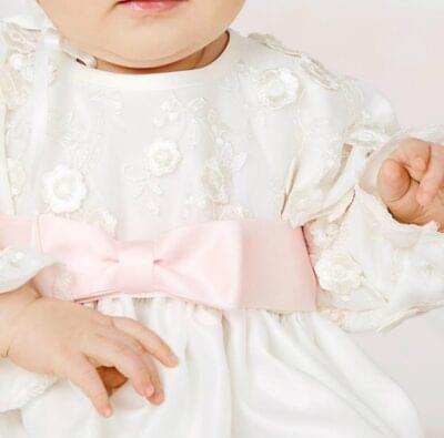 dapskjole ivory med uthevede blomster 6076 detalj