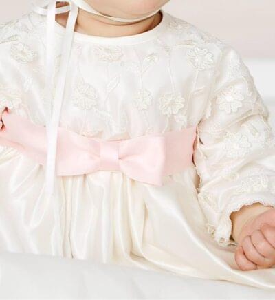 ivory dapskjole med fremhevede blomster 6064 detalj