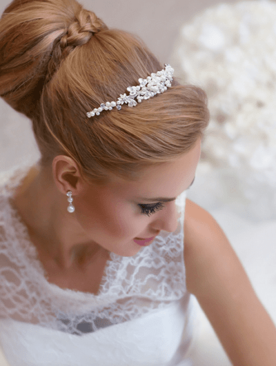 perlediadem med blomster og gnistrende stener d42 detalj
