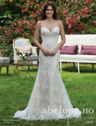 Smal brudekjole med blonde 3940 Sincerity. Ivory blonde over light gold sateng - ABELONE.NO