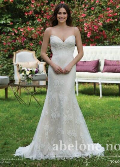 Smal brudekjole med blonde 3940 Sincerity. Ivory blonde over light gold sateng - ABELONE.NO