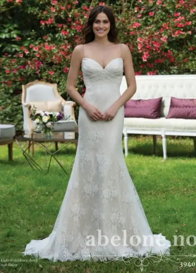 Smal brudekjole med blonde 3940 Sincerity. Ivory blonde over light gold sateng - ABELONE.NO