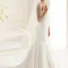 Elegant brudeslør som passer alle typer brudekjoler BIANCO EVENTO. Langt slør med myk tyll med tynn rullekant. Stort utvalg og god pris hos ABELONE.NO Nettbutikk og brudesalong