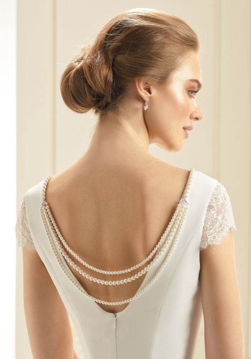 Nydelig dekor om du ønsker mer pynt bak på brudekjolen. Perle dekorasjon til ryggen av brudekjole eller kjole. Nettbutikk ABELONE.NO