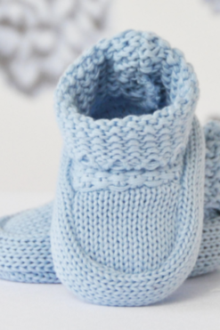 Lyseblå babysko strikkede Søte strikkede bomulls sko til baby.