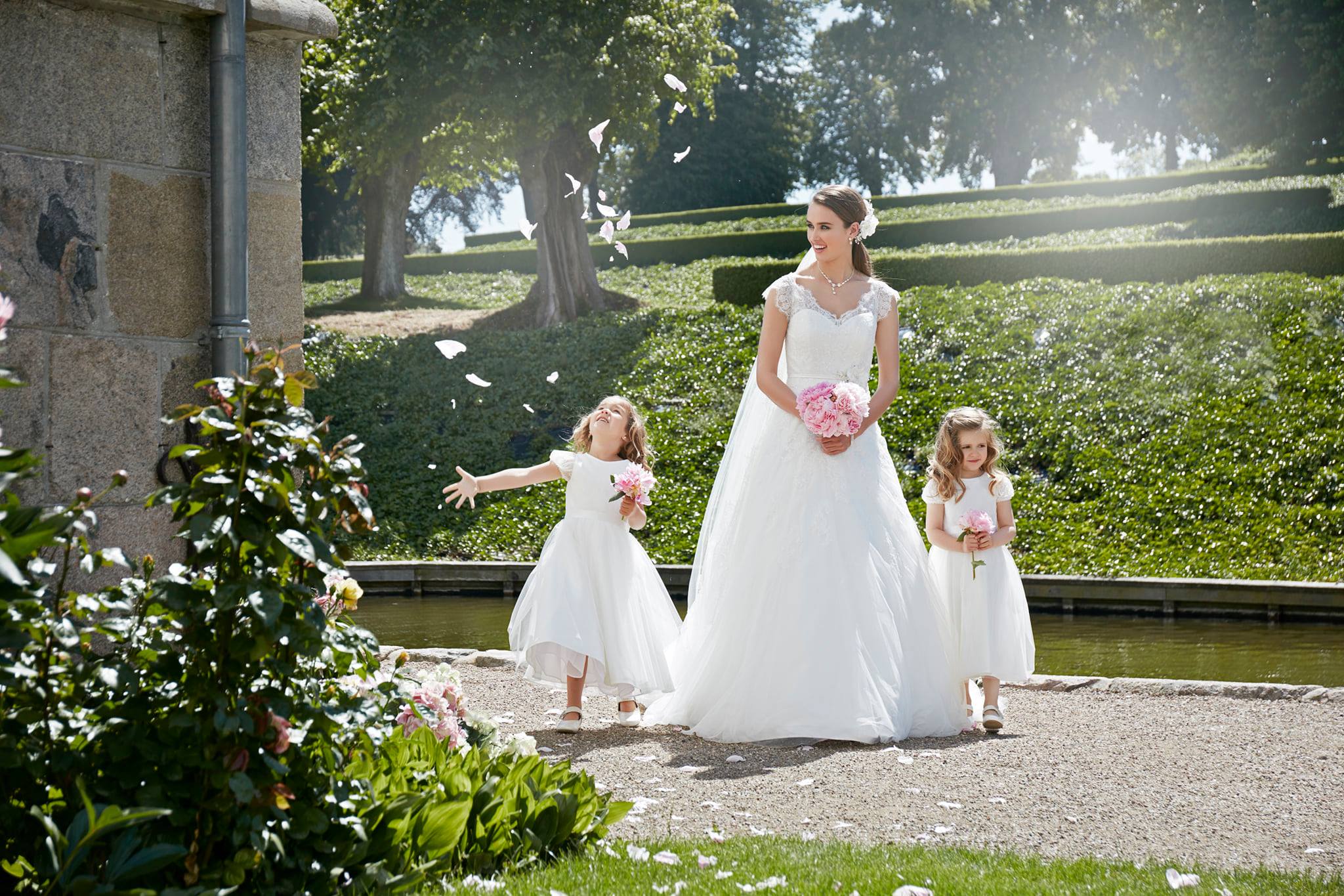 Gratis Bryllupsplanlegger Vi har bredt utvalg av Brudekjoler og 17 års erfaring. I våre hender er du i trygg. ABELONE.NO Brudesalong og Nettbutikk. 