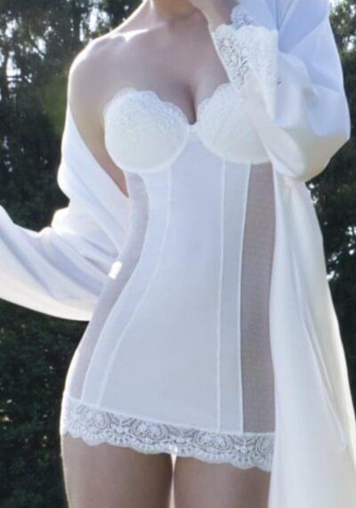Ivory Korsett med balconette 43021 KUN str 70B IGJEN