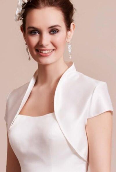 Ivory brudebolero med kort arm. Mye brudetilbehør hos ABELONE.NOIvory brudebolero med kort arm.