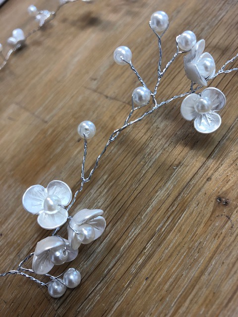 brudewire til haret med ivory blomster og perler w99 2