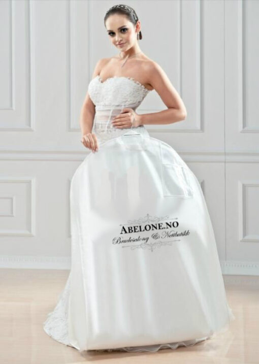 lang hvit brudekjolepose til brudekjolen pustende brudekjoleposer kjop na abelone nettbutikk og brudesalong2