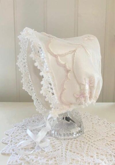 Dåpslue med blonde. ivory med rosa. Bestill hos ABELONE.NO Nettbutikk
