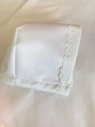 Ivory dåpslue med blondekant. Ivory Sateng. Luen er fòret. art 208. ABELONE DESIGN