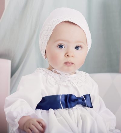 Dåpskjole til gutt i sateng med kniplingkant