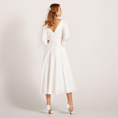 Kort brudekjole med puffarmer. Ivory